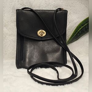 Vintage coach Tourist Pouch Passport Hipster Crossbody #6908 Black Leather